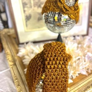 GOLDEN CROCHETED HAT AND FINGERLESS GLOVES SET